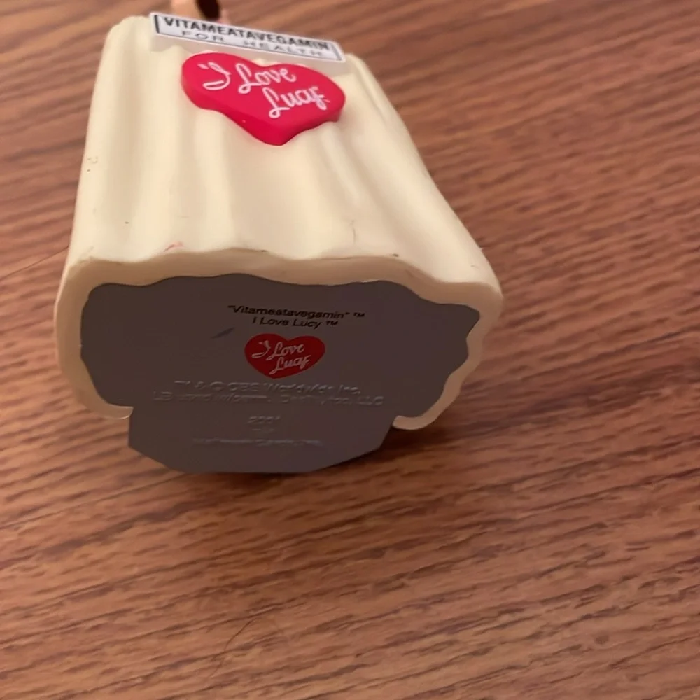 Hallmark Ornament 2001 I Love Lucy Does A TV Commercial Vitameatavegamin - Picture 7 of 11